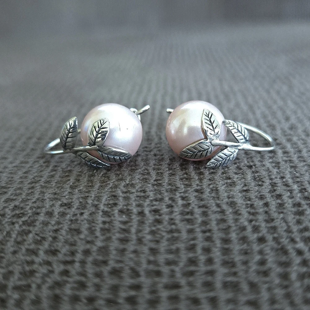 Annika Witt Pink🩷 Pearl And Leaves🍃 Earrings - Picture 6 of 16